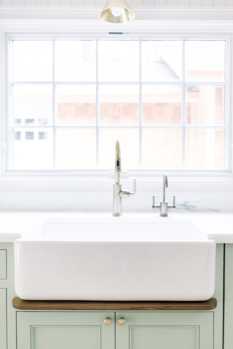 Farm Sink and Faucet and Drip Ledge