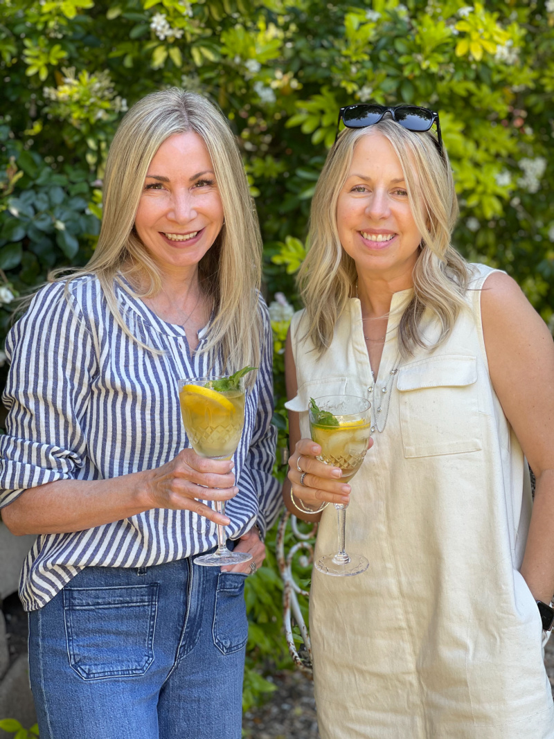 Two ladies in the garden with goblets of ice tea