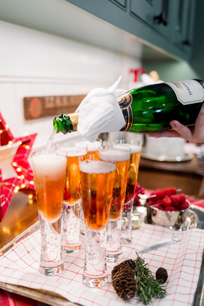Filling tray of glasses with sparking line