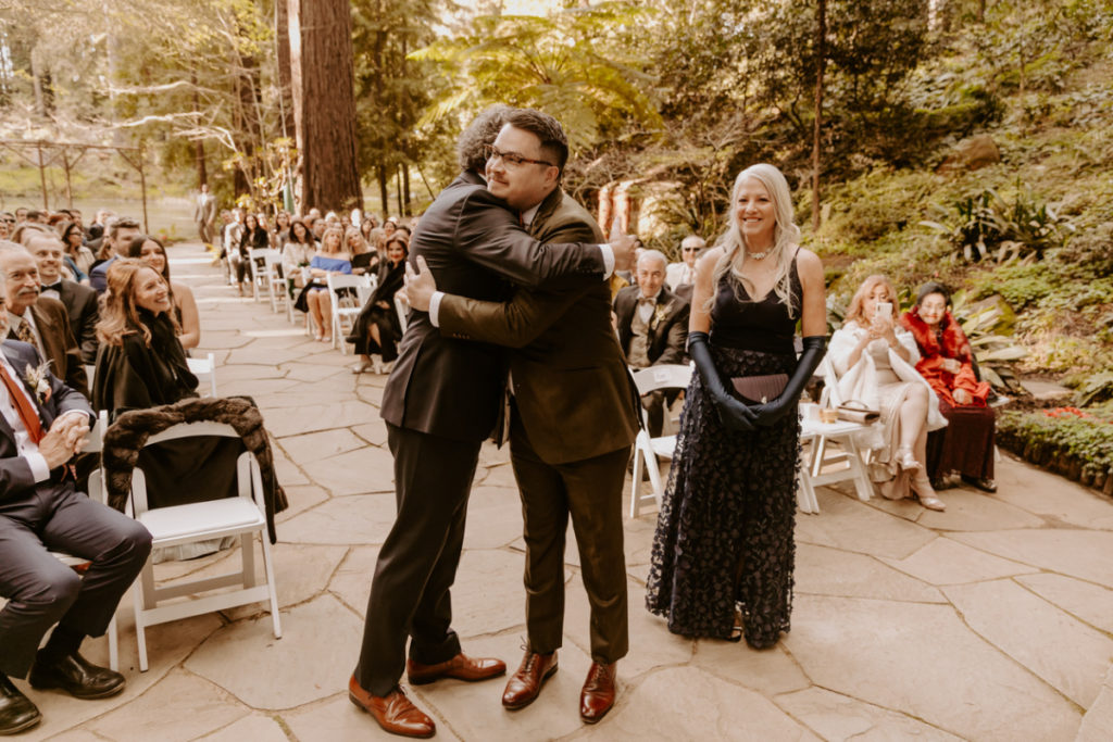 Groom hugging Dad at alter
