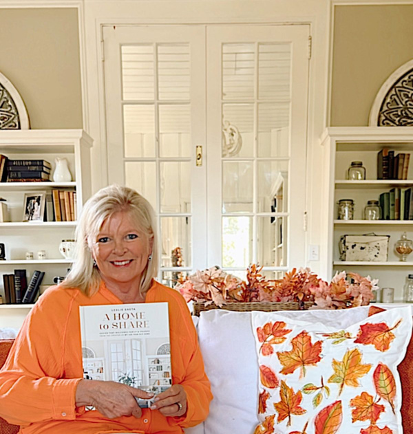 Leslie Saeta holding her book A Home to Share.