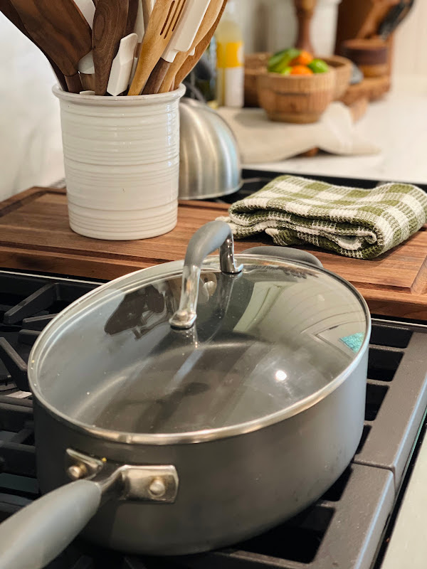 Rachael Ray 5 quart oval pan.