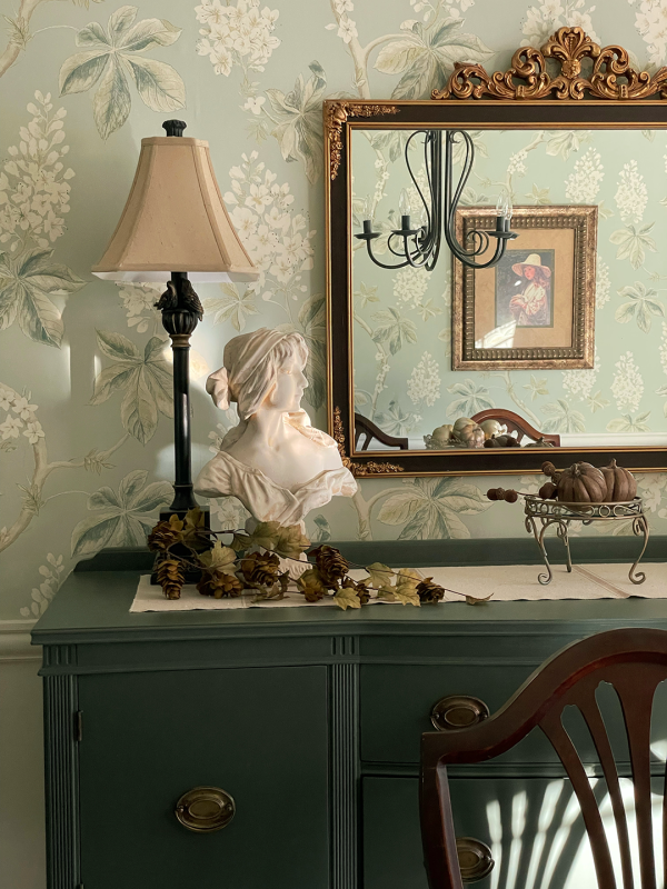 Erin Evolving's pretty dining room.