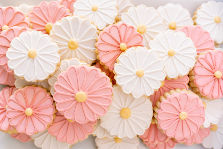 Pint and white daisy shaped cookies.