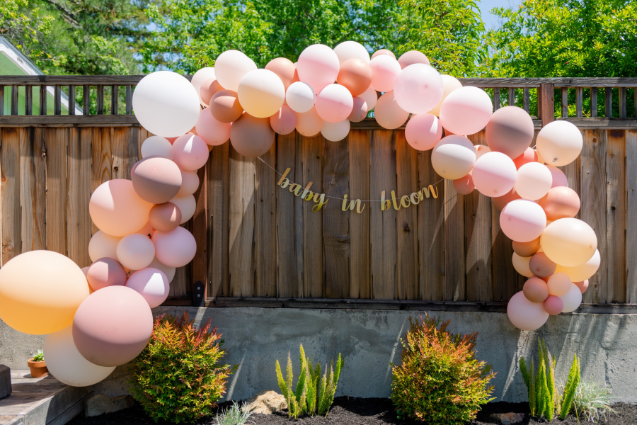 Baby in Bloom shower balloon arch.