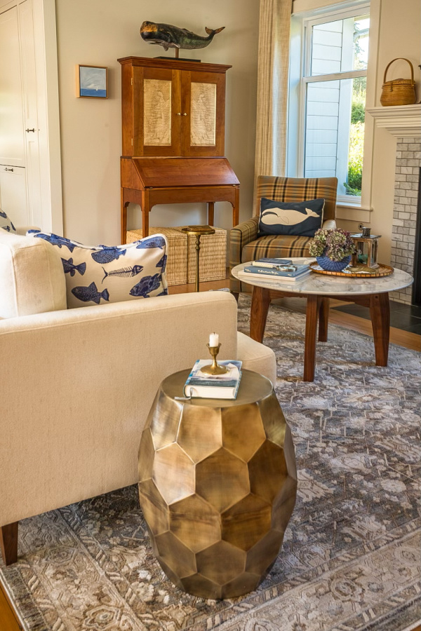 Pretty sitting room.