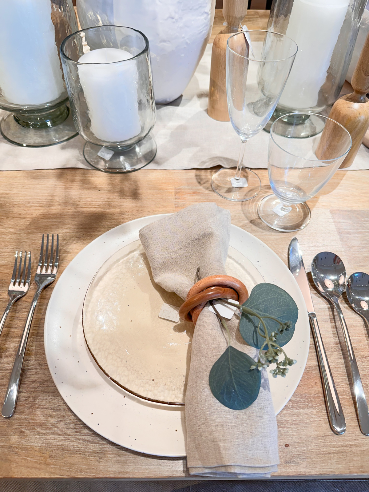Table setting display at Crate & Barrel.