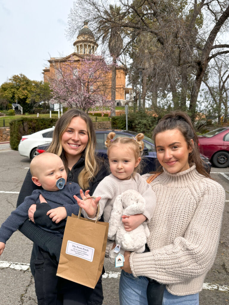 Mom, aunt and two littles in front of Auburn historic courthouse.
