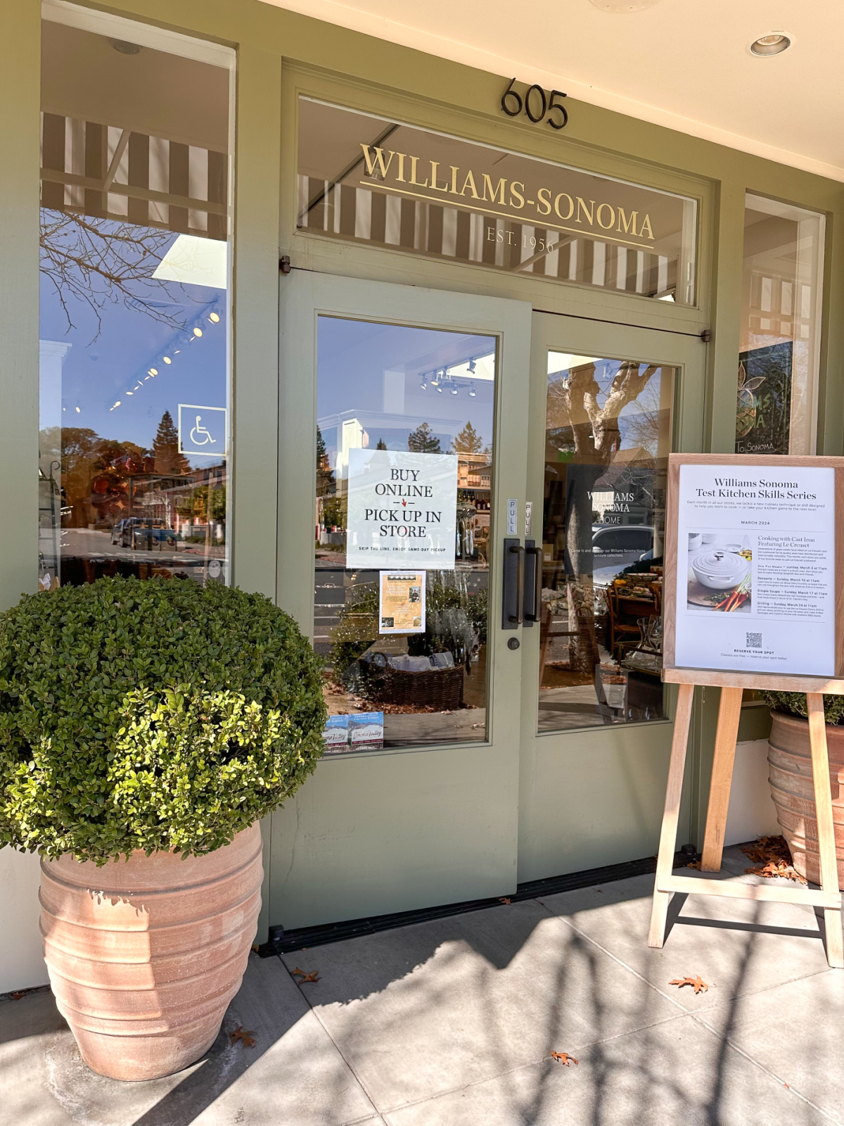 Entrance to William Sonoma store in Sonoma.