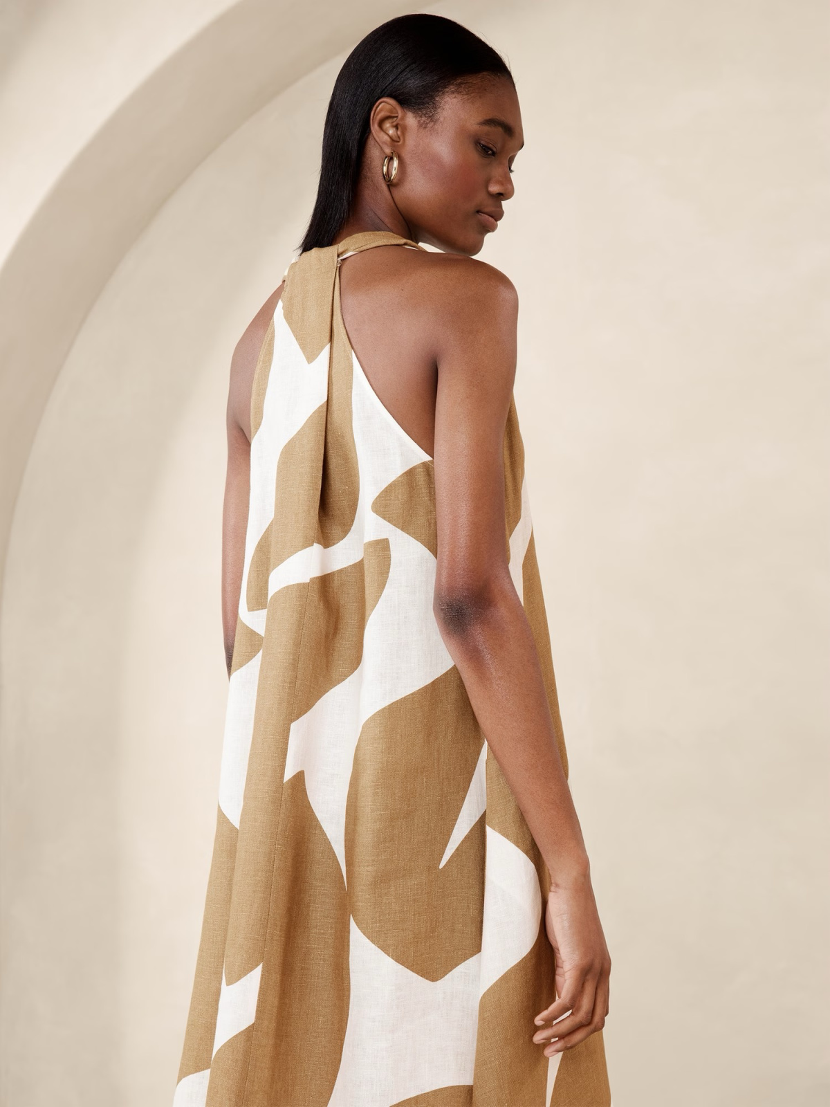 Model wearing Banana Republic giraffe print linen dress.