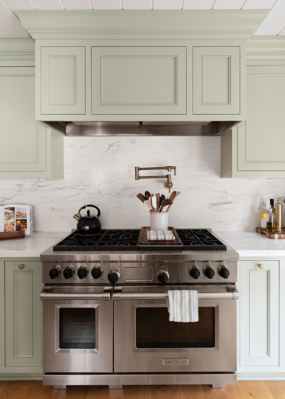 Kitchen range with kitchen accessories.