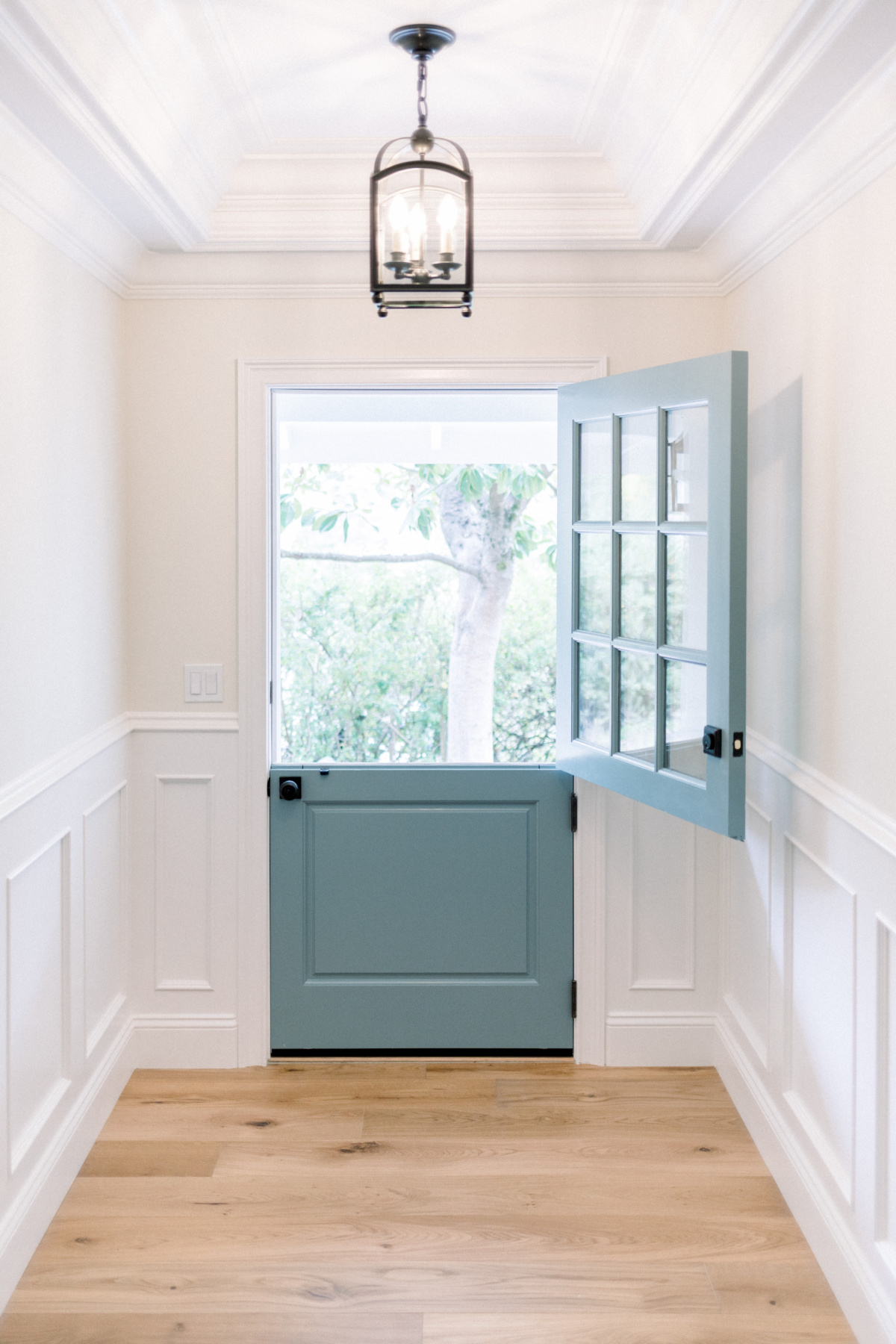 Small entry way with Oval Room Blue Dutch door.