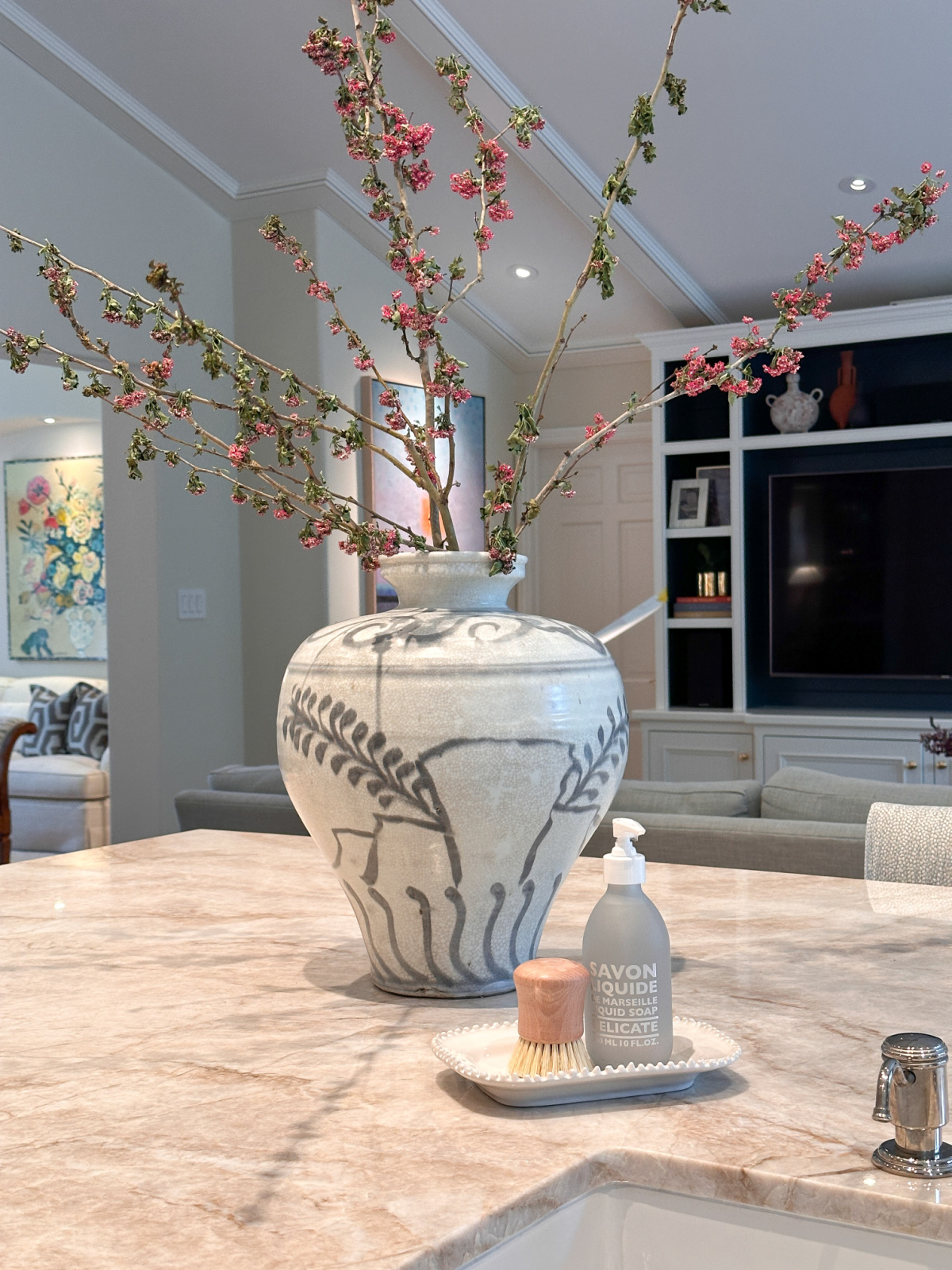 Close up on quartzite island slab.