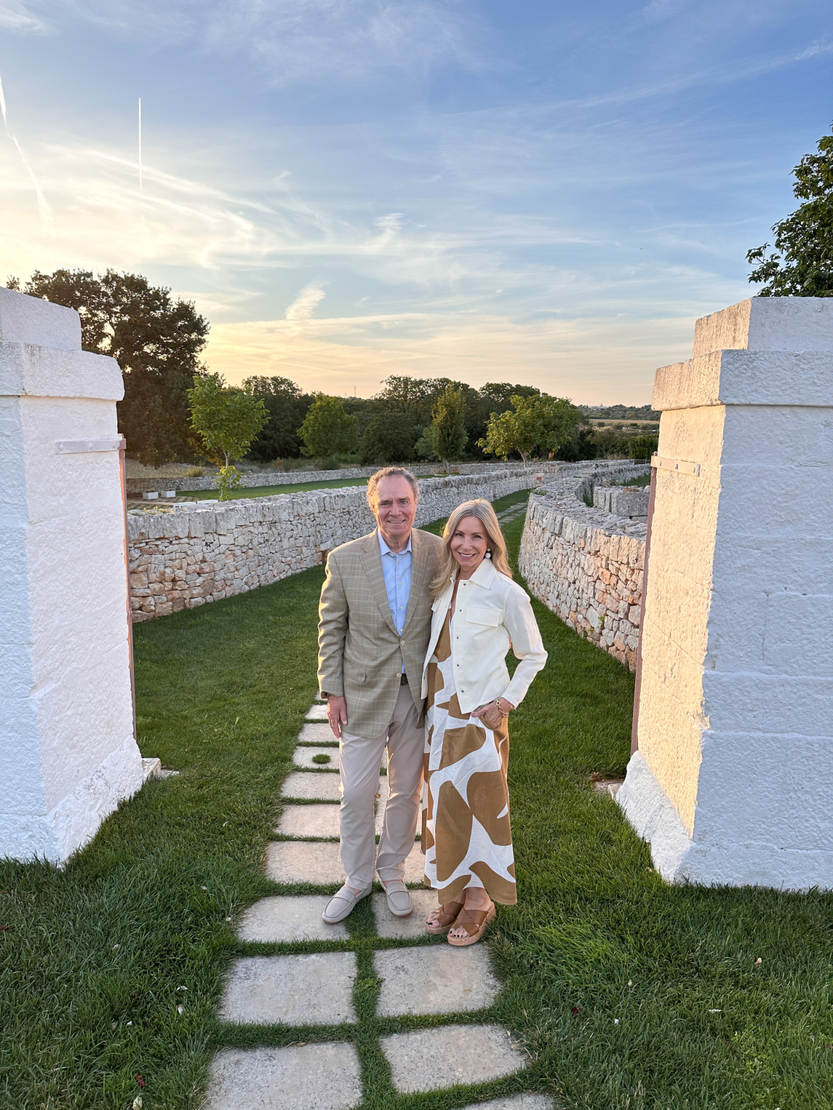 Couple having photo taken at Masseria Papaperta.