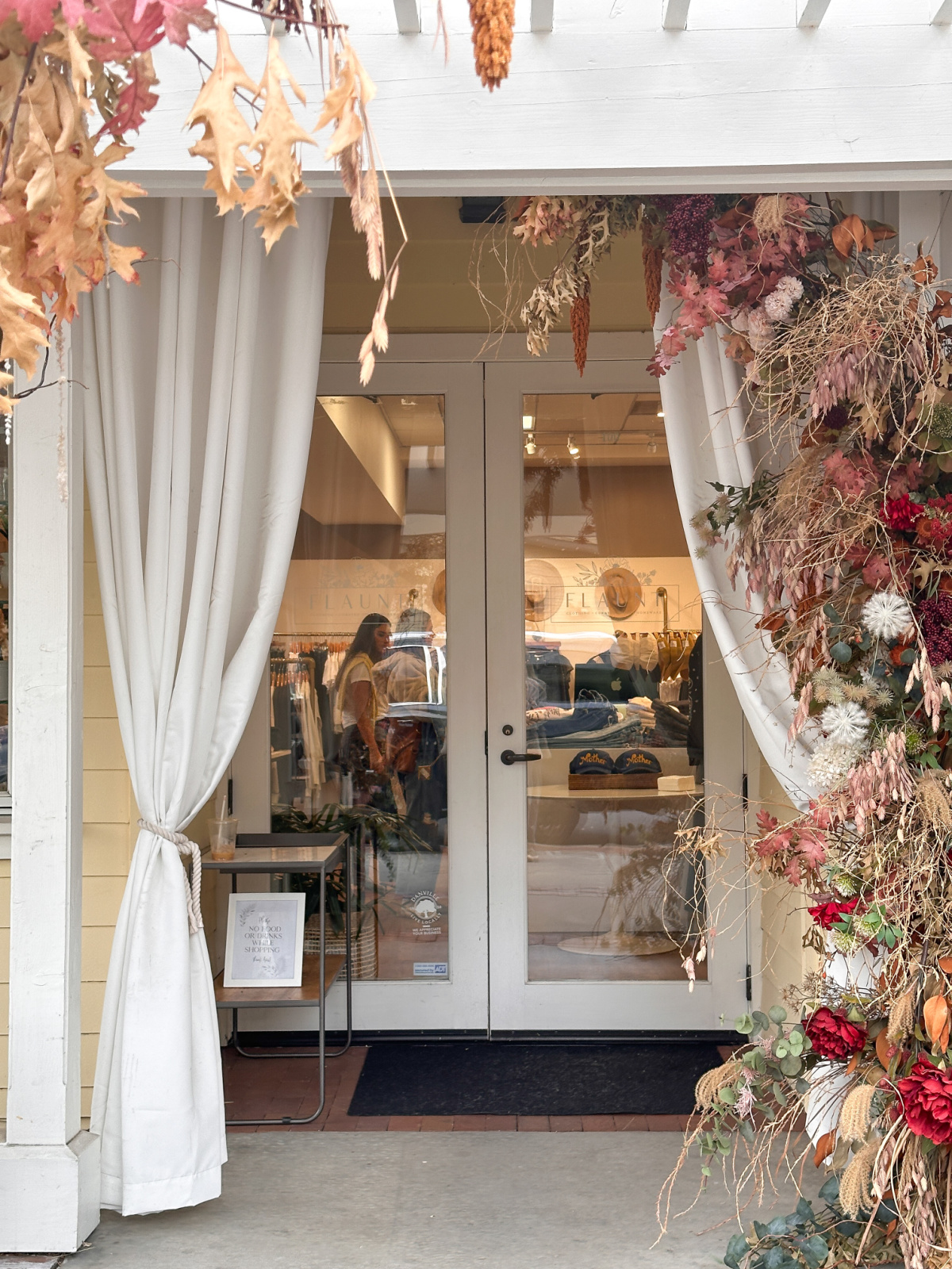 Image of entry to Flaunt boutique in Danville, CA.