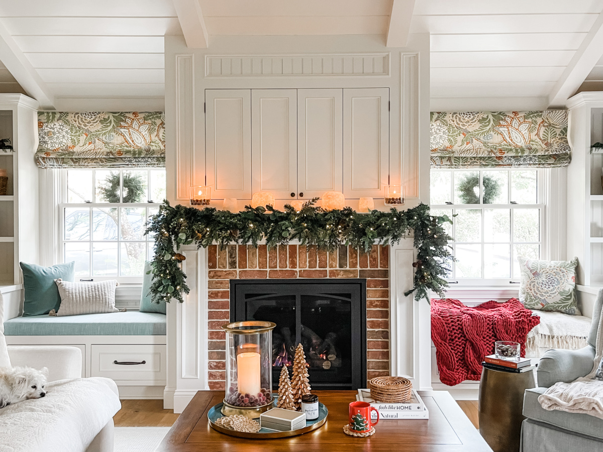 Christmas living room, fireplace and mantle.