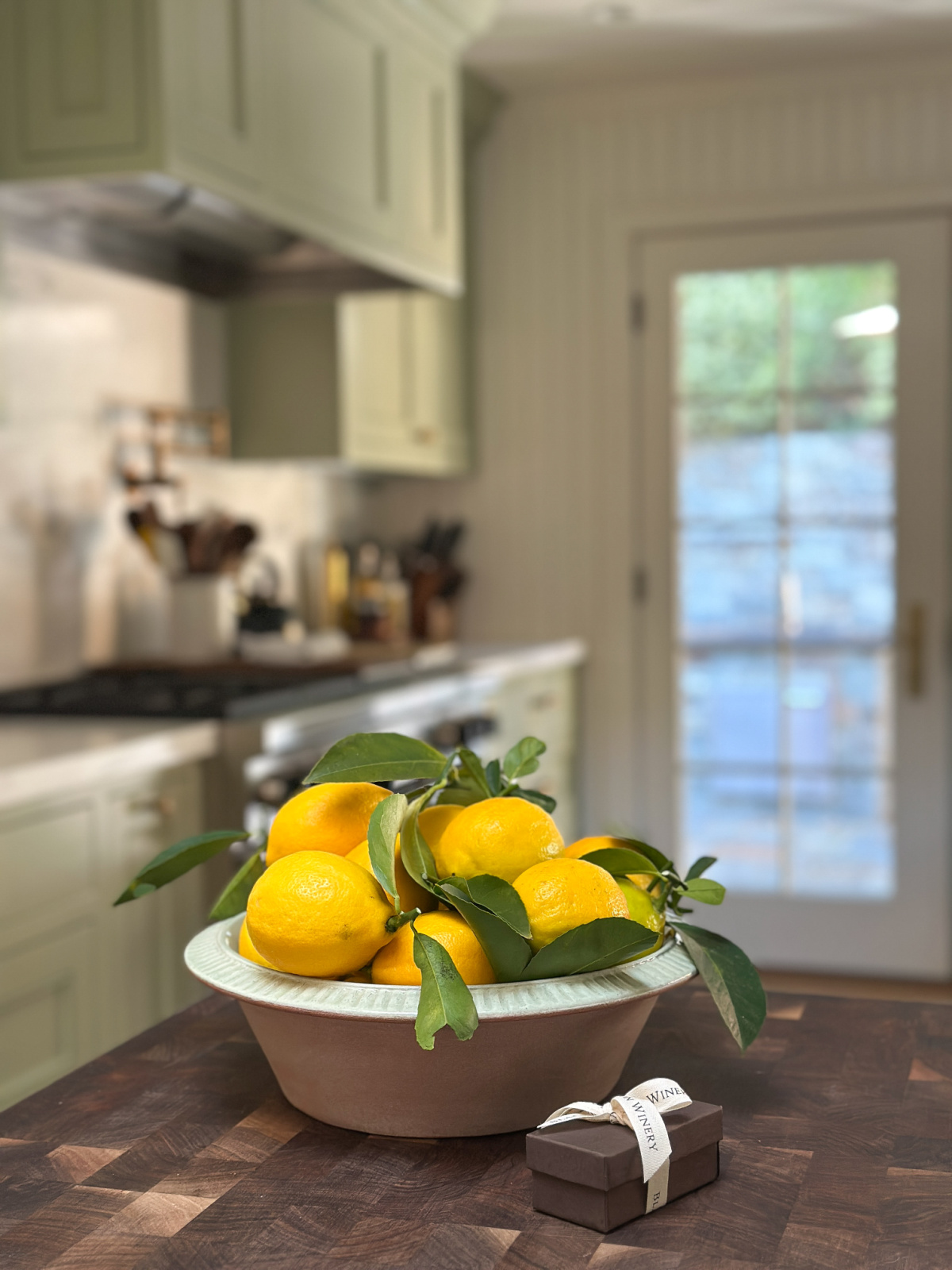 Bowl full of lemons on kitchen island.