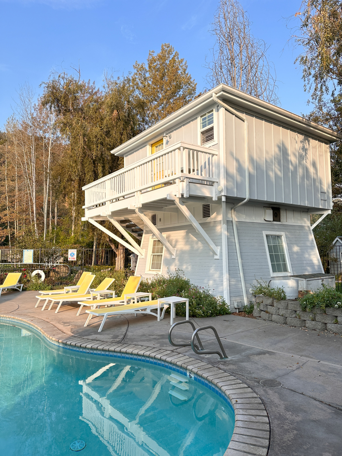Lithia Springs Resort hotel accommodation and mineral pool.